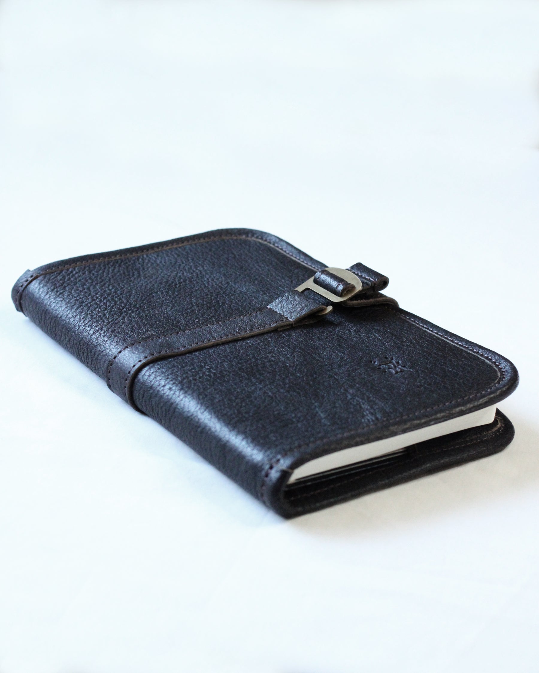 Leather journal cover by Bay Tine Tannery featuring Dartmoor-inspired design and craftsmanship.